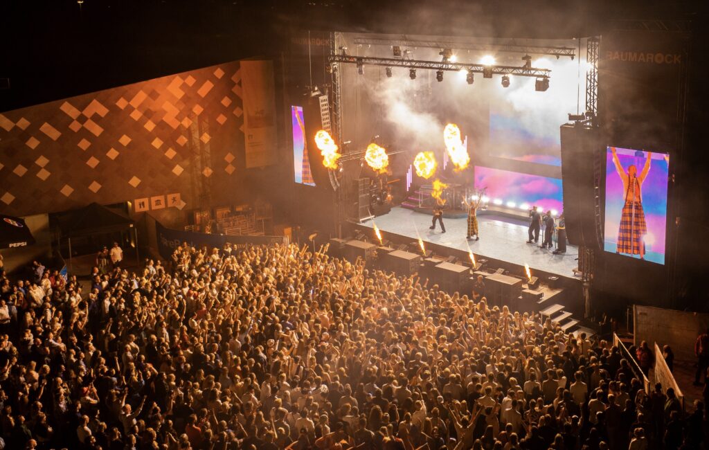 Årets festival er vel overstått, og vi kjører på videre etter tre dager fylt med deilig musikk, latter og uforglemmelige øyeblikk. RaumaRock 2025 leverte til de grader, takket være et fantastisk publikum, engasjerte frivillige og en artistrekke som skapte en magisk atmosfære fra torsdag til søndag. Allsang, energi og topp stemning! Årets festival er vel overstått, og vi kjører på videre etter tre dager fylt med deilig musikk, latter og uforglemmelige øyeblikk. RaumaRock 2025 leverte til de grader, takket være et fantastisk publikum, engasjerte frivillige og en artistrekke som skapte en magisk atmosfære fra torsdag til søndag. Allsang, energi og topp stemning!