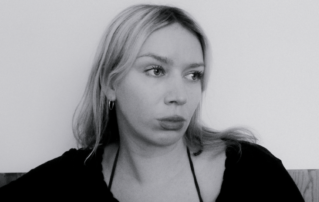 Det er kunstner og grafisk designer Ruth Emilie Rustad Martinsen, oppvokst i Åndalsnes og på Åfarnes, som har laget verket som nå er til salgs. Ruth Emilie har skapt årets offisielle kunstverk Det er kunstner og grafisk designer Ruth Emilie Rustad Martinsen, oppvokst i Åndalsnes og på Åfarnes, som har laget verket som nå er til salgs. Ruth Emilie har skapt årets offisielle kunstverk
