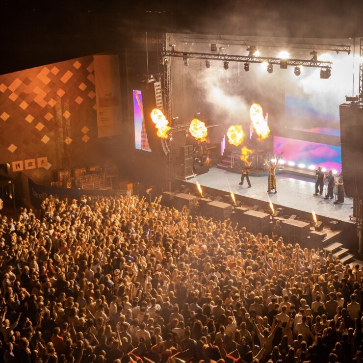 Årets festival er vel overstått, og vi kjører på videre etter tre dager fylt med deilig musikk, latter og uforglemmelige øyeblikk. RaumaRock 2025 leverte til de grader, takket være et fantastisk publikum, engasjerte frivillige og en artistrekke som skapte en magisk atmosfære fra torsdag til søndag. Allsang, energi og topp stemning! Årets festival er vel overstått, og vi kjører på videre etter tre dager fylt med deilig musikk, latter og uforglemmelige øyeblikk. RaumaRock 2025 leverte til de grader, takket være et fantastisk publikum, engasjerte frivillige og en artistrekke som skapte en magisk atmosfære fra torsdag til søndag. Allsang, energi og topp stemning!