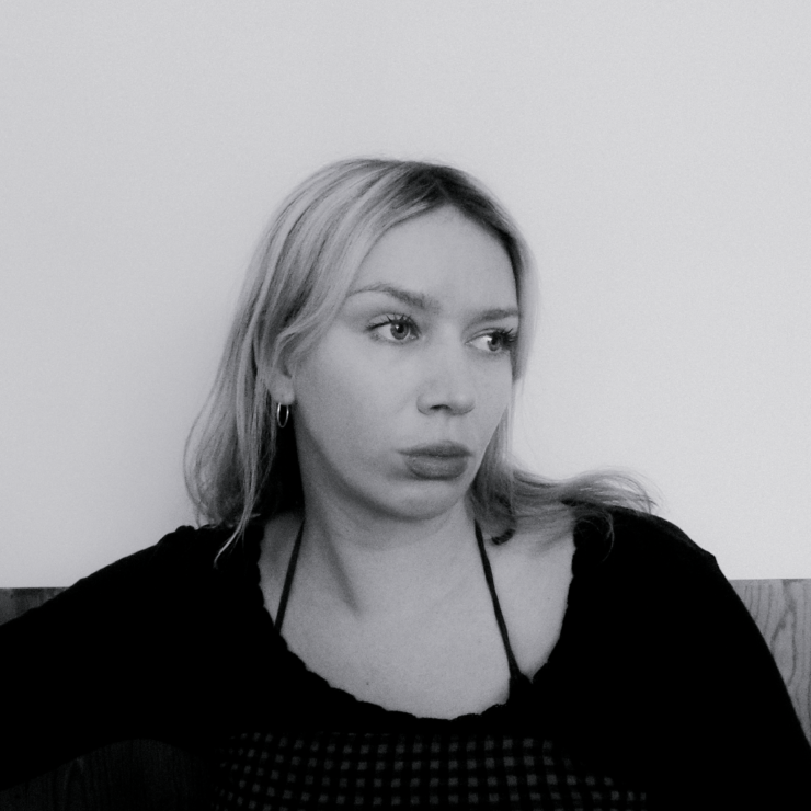 Det er kunstner og grafisk designer Ruth Emilie Rustad Martinsen, oppvokst i Åndalsnes og på Åfarnes, som har laget verket som nå er til salgs. Ruth Emilie har skapt årets offisielle kunstverk Det er kunstner og grafisk designer Ruth Emilie Rustad Martinsen, oppvokst i Åndalsnes og på Åfarnes, som har laget verket som nå er til salgs. Ruth Emilie har skapt årets offisielle kunstverk