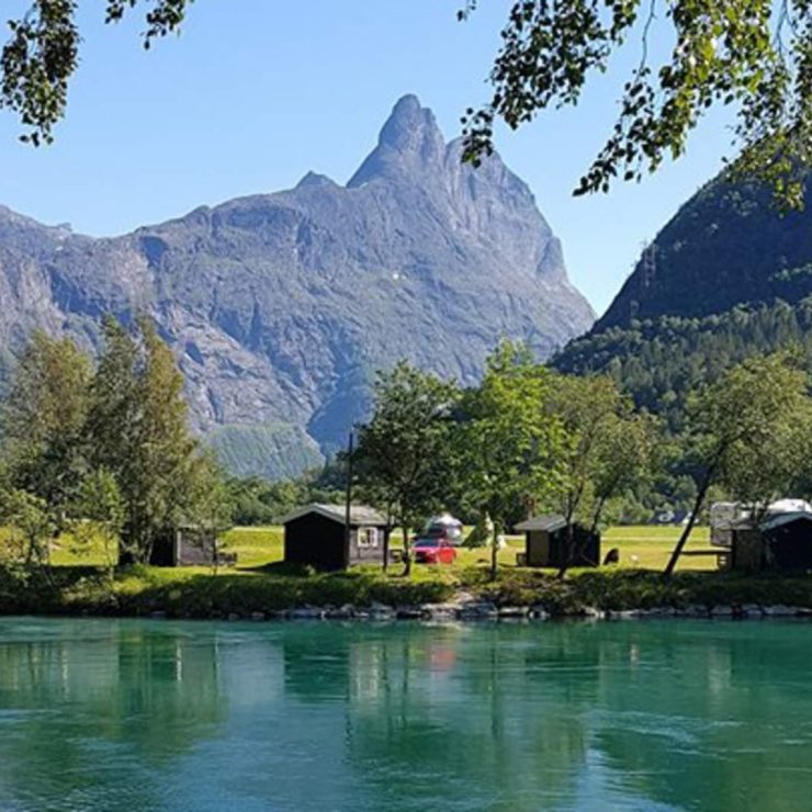 RaumaRock trekker hvert år tusenvis av musikkelskere til Åndalsnes, og med spektakulær natur og livlig festivalstemning er det viktig å sikre seg et godt sted å bo. Her er en oversikt over tilgjengelige overnattingsmuligheter: Her kan du bo under RaumaRock RaumaRock trekker hvert år tusenvis av musikkelskere til Åndalsnes, og med spektakulær natur og livlig festivalstemning er det viktig å sikre seg et godt sted å bo. Her er en oversikt over tilgjengelige overnattingsmuligheter: Her kan du bo under RaumaRock