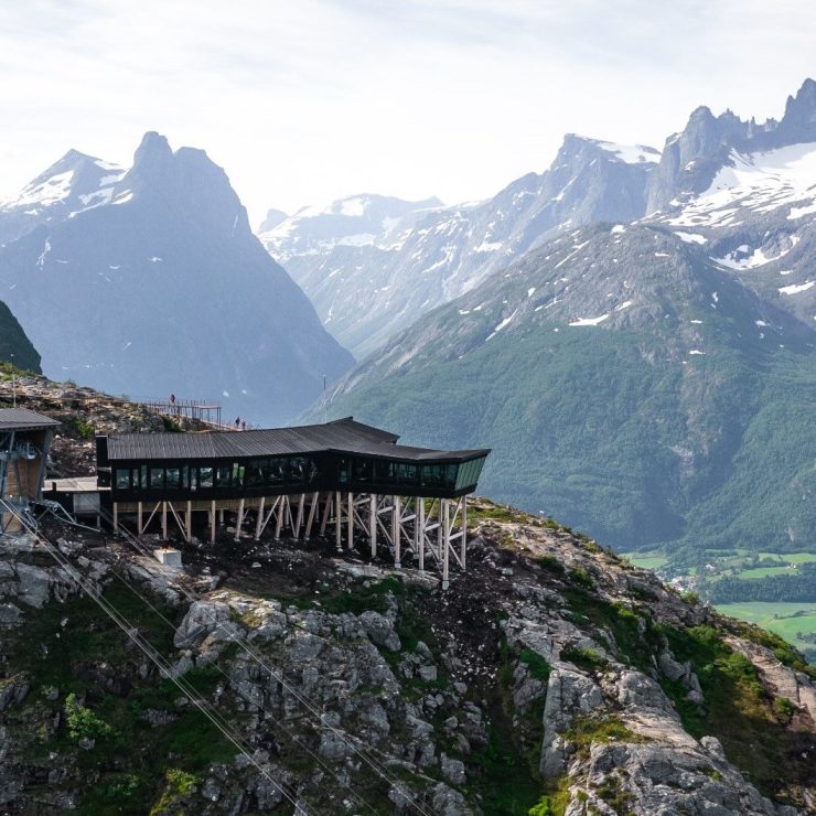 Velkommen til Business on the Rock! Her kan du lære av de beste, på toppen av Nesaksla i mektige Romsdalen. Business on the Rock 2025