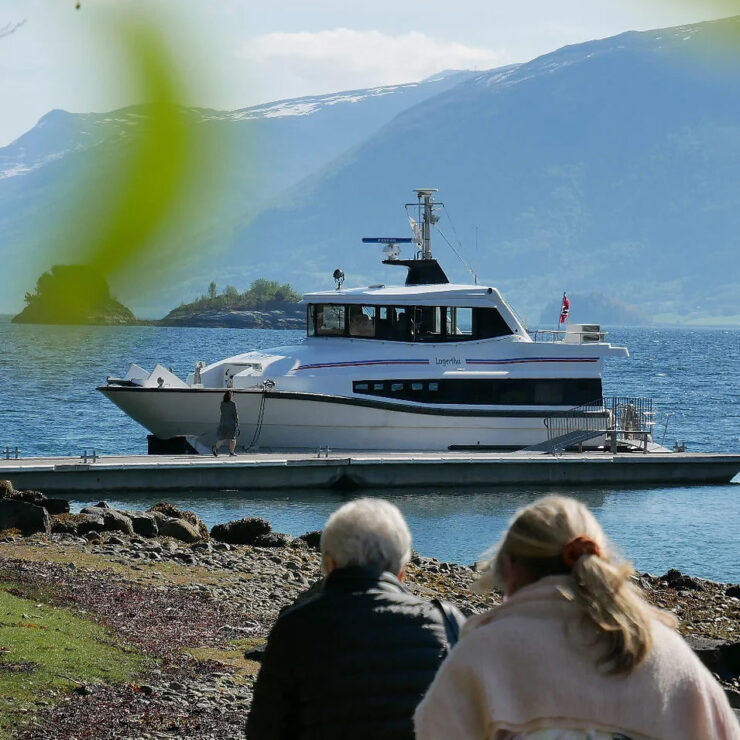 I samarbeid med Northwest Experience setter Raumarock opp egen båtskyss tur/retur Molde hver eneste festivaldag fra 30. juli. Du slipper overnatting, og med på kjøpet kan du nyte et festivalcruise i Romsdalsfjorden. Ta båten fra Molde I samarbeid med Northwest Experience setter Raumarock opp egen båtskyss tur/retur Molde hver eneste festivaldag fra 30. juli. Du slipper overnatting, og med på kjøpet kan du nyte et festivalcruise i Romsdalsfjorden. Ta båten fra Molde