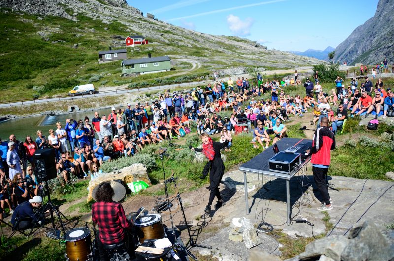 Konsert i fjellsiden gir en opplevelse du sent vil glemme. Her fra konsert med ISÁK i 2019 (Foto: Joar Rødhammer/RaumaRock) Konsert i fjellsiden gir en opplevelse du sent vil glemme. Her fra konsert med ISÁK i 2019 (Foto: Joar Rødhammer/RaumaRock)