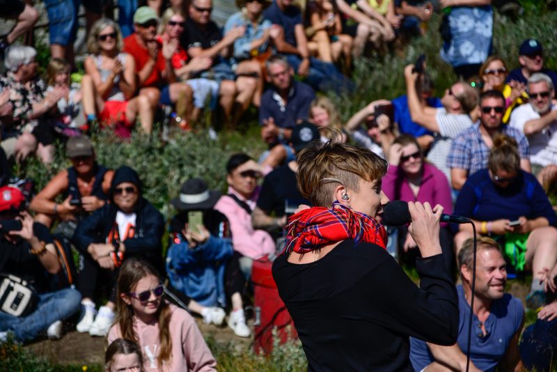 ISÁK, med vokalist Ella Marie Hætta Isaksen, fenget publikum på Trollstigen i 2019 (Foto: Joar Rødhammer/RaumaRock) ISÁK, med vokalist Ella Marie Hætta Isaksen, fenget publikum på Trollstigen i 2019 (Foto: Joar Rødhammer/RaumaRock)